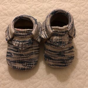 Freshly Picked indigo tie dye moccasins sz 1